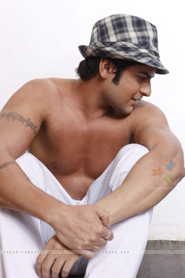 Ashish Kapoor Showing Tattoo