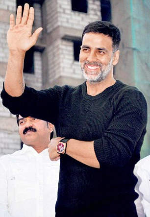 Akshay Kumar Raising Hand