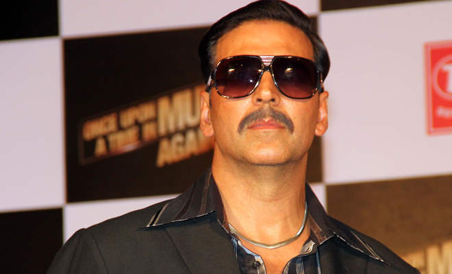 Akshay Kumar Wearing Black Goggles