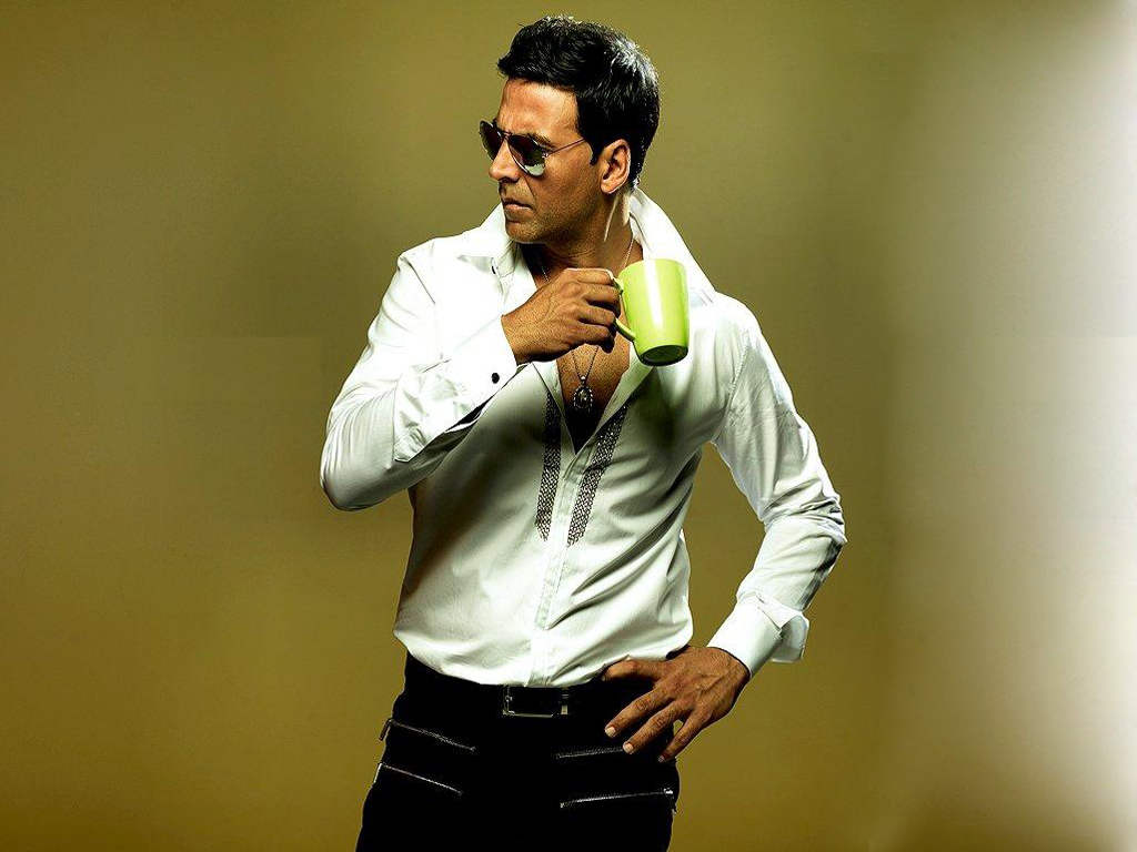 Akshay Kumar Wearing White Shirt And Black Trouser