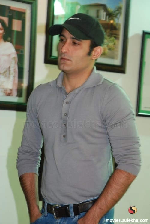 Akshaye Khanna In Grey T-shirt And Black Cap
