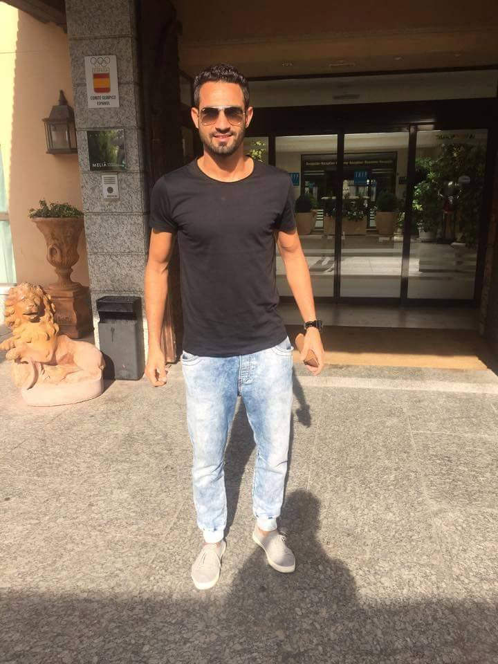 Amrinder Singh Wearing Black T-shirt And Blue Jeans