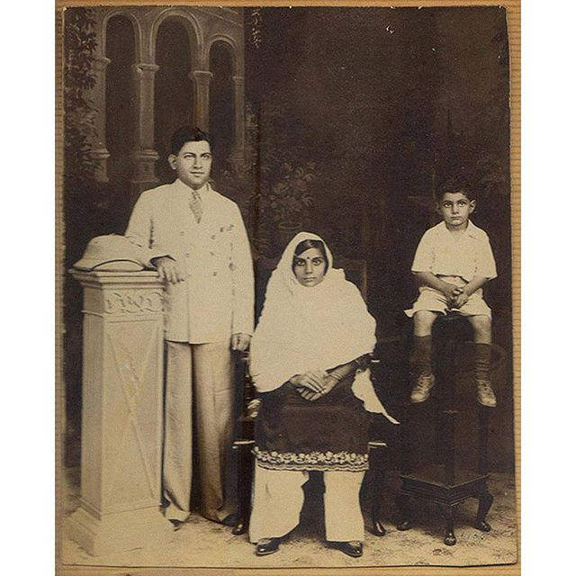 Anand Bakshi With His Family