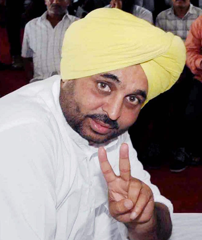 Bhagwant Mann Showing Victory Sign