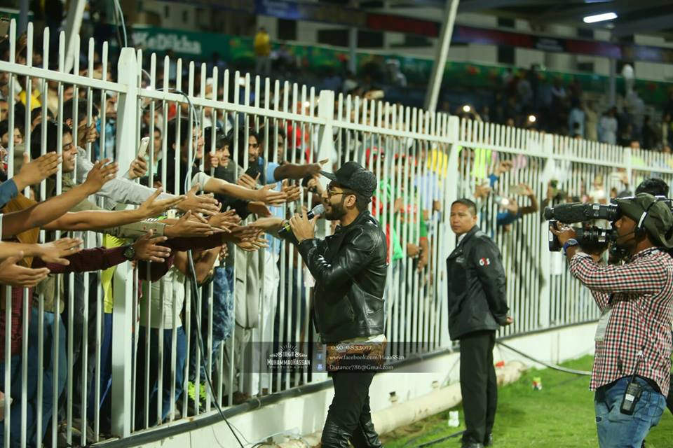 Bilal Saeed Shaking Hands With Fans