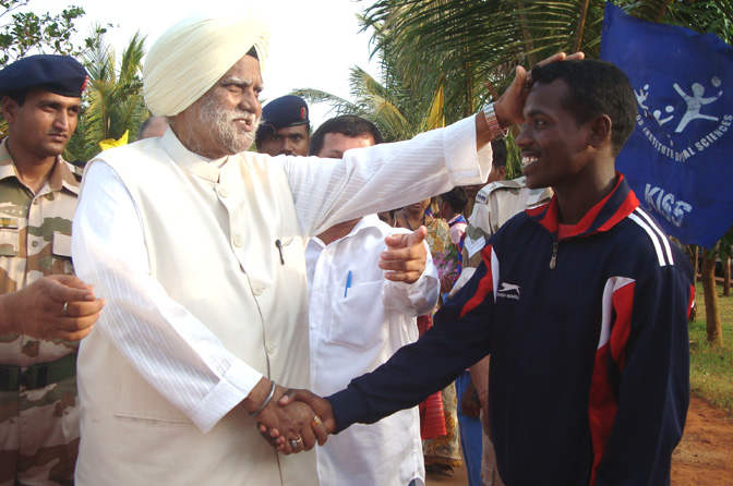 Buta Singh Shaking Hand With Player