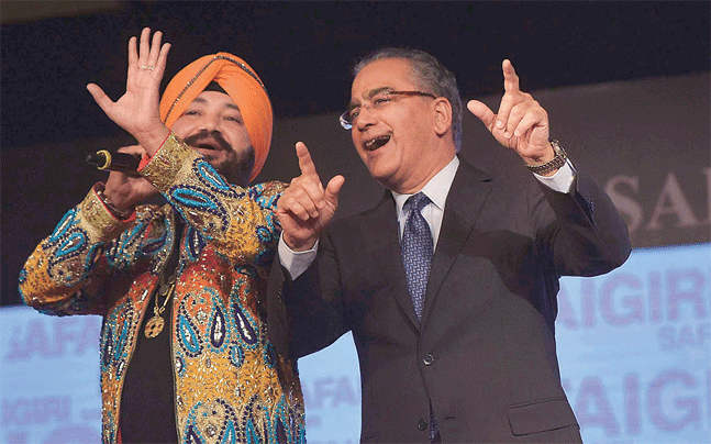 Daler Mehndi With Other Celebrity