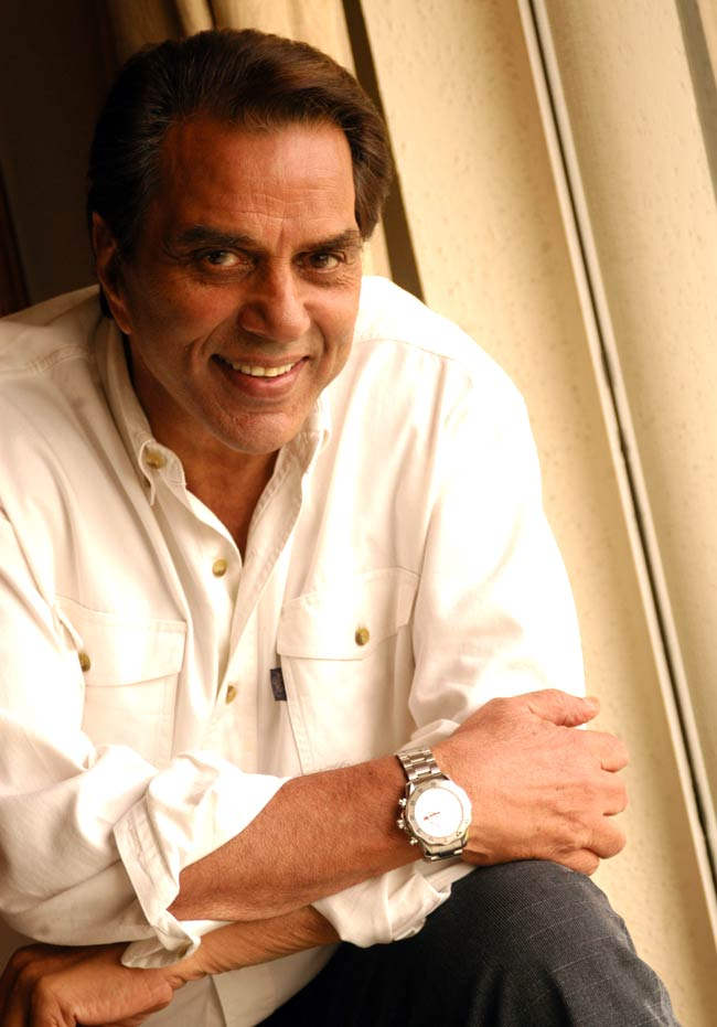 Dharmendra Looking Smart In Picture