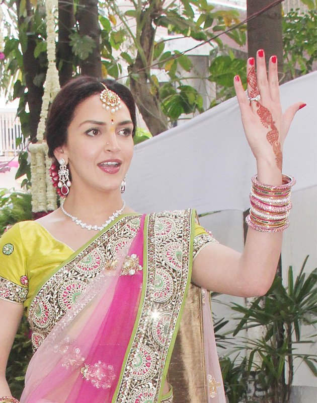 Esha Deol Showing Off Her Engagement Ring