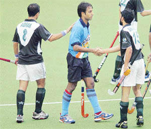 Gagan Ajit Singh Shake Hand With Another Team Player