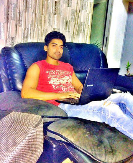 Gurmeet Chaudhary Sitting On Soffa