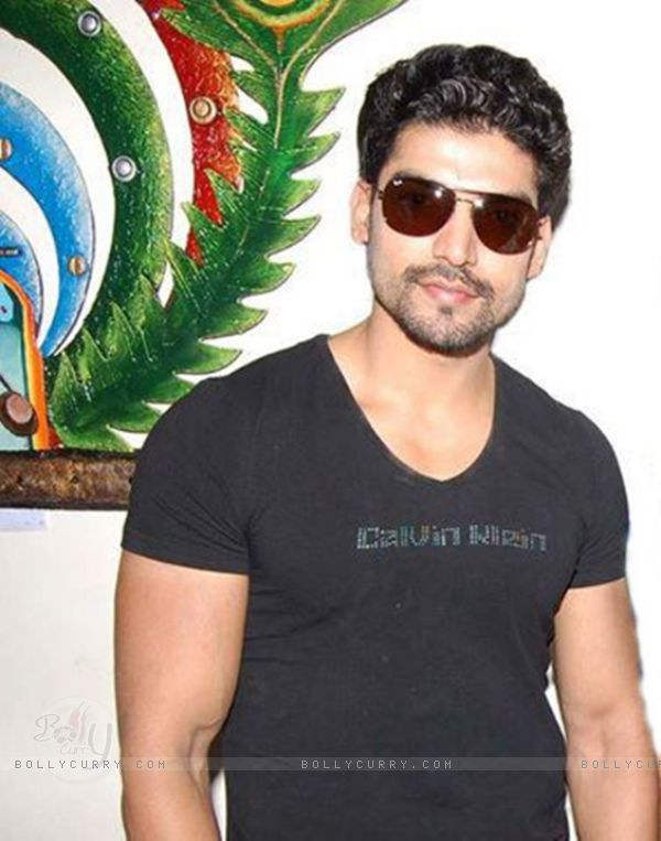 Gurmeet Chaudhary Wearing Black T-shirt