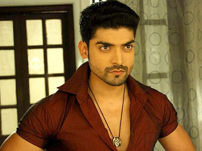 Gurmeet Chaudhary Wearing Maroon Shirt