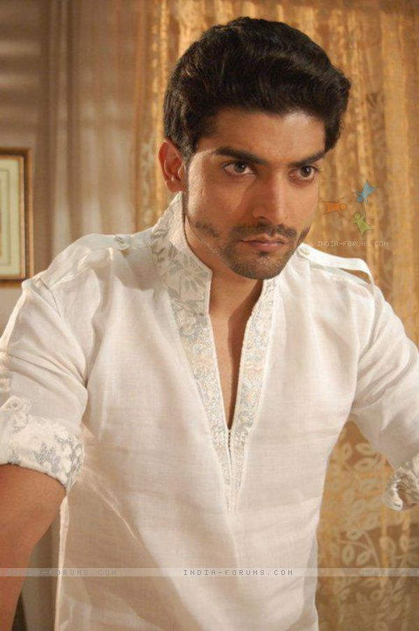 Gurmeet Chaudhary Wearing White Kurta Pajama