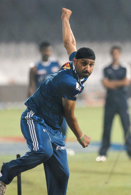 Picture Of Harbhajan Singh Bowling On Pitch