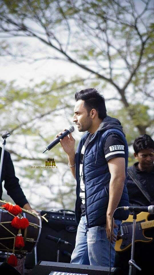 Harf Cheema Performing On Stage