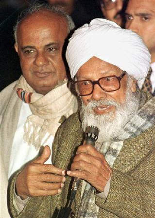 Harkishan Singh Surjeet Holding Mike In His Hand