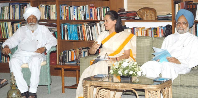 Harkishan Singh Surjeet With Sonia Gandhi And Manmohan Singh