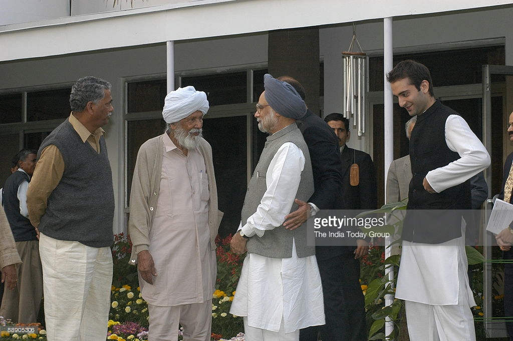 Pic Of Harkishan Singh Surjeet With Manmohan Singh