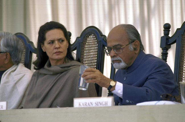 Inder Kumar Gujral With Sonia Gandhi