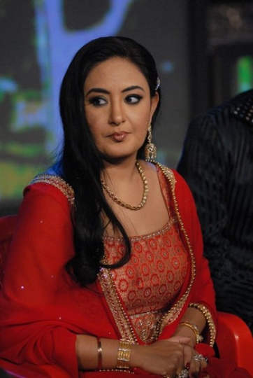 Jaspinder Narula Looking Preety In Red Suit