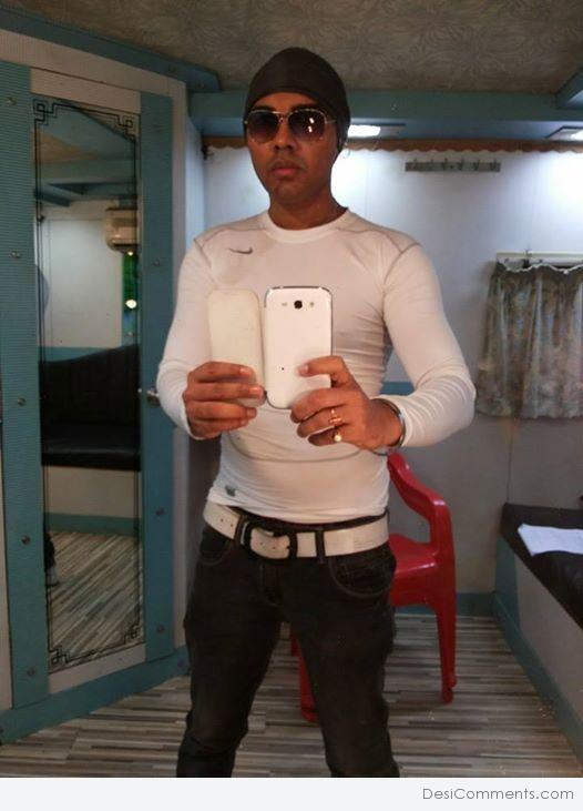 Jaswant Singh Rathore Taking Selfie