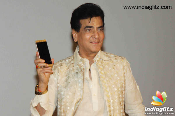 Jeetendra Showing A Mobile Phone