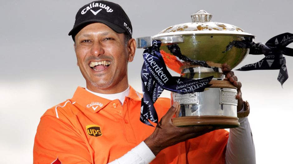 Player  Jeev Milkha Singh With His Trophy