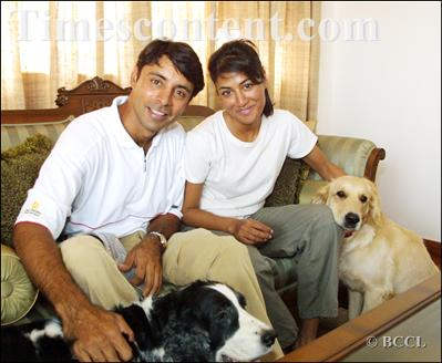 Jyoti Randhawa And Chitrangada With His Dogs
