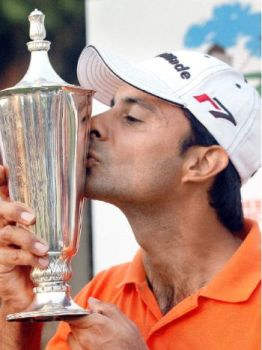 Jyoti Randhawa Kissing Trophy