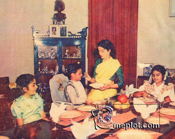 Kamini Kaushal With Kids