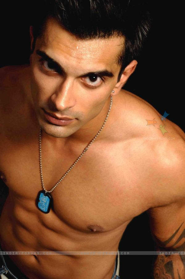 Karan Singh Grover Selfie In Muscles