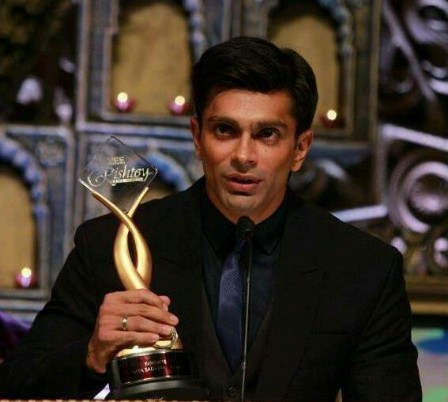 Karan Singh Grover With His Award