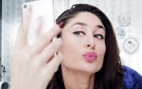 Kareena Kapoor Taking Selfie