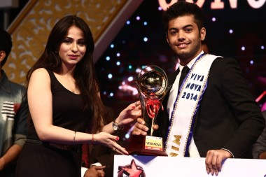 Keeya Khanna Giving A Award
