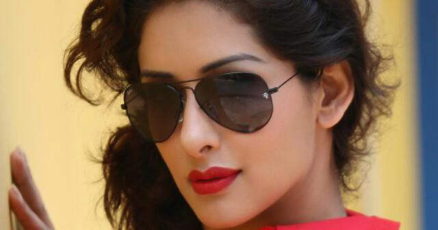 Keeya Khanna In Goggles
