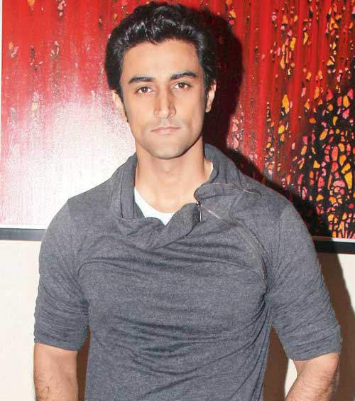 Kunal Kapoor Looking Awesome