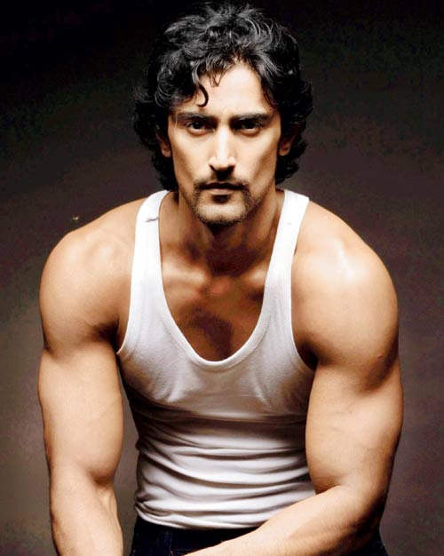 Kunal Kapoor Showing Muscles