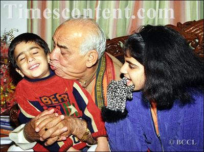 Madan Lal Khurana With Kids