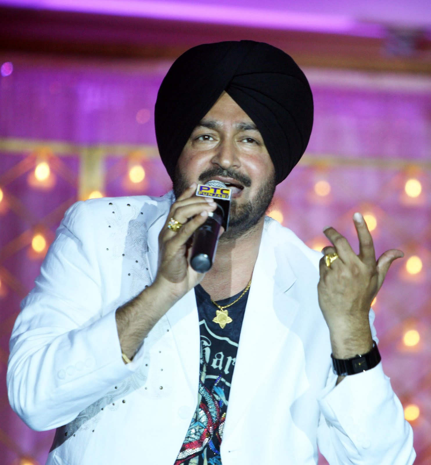 Punjabi Singer Malkit Singh Singing A Song
