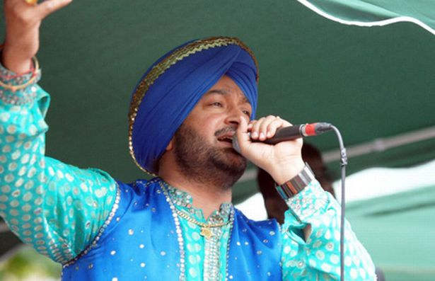 Singer Malkit Singh Singing A Song