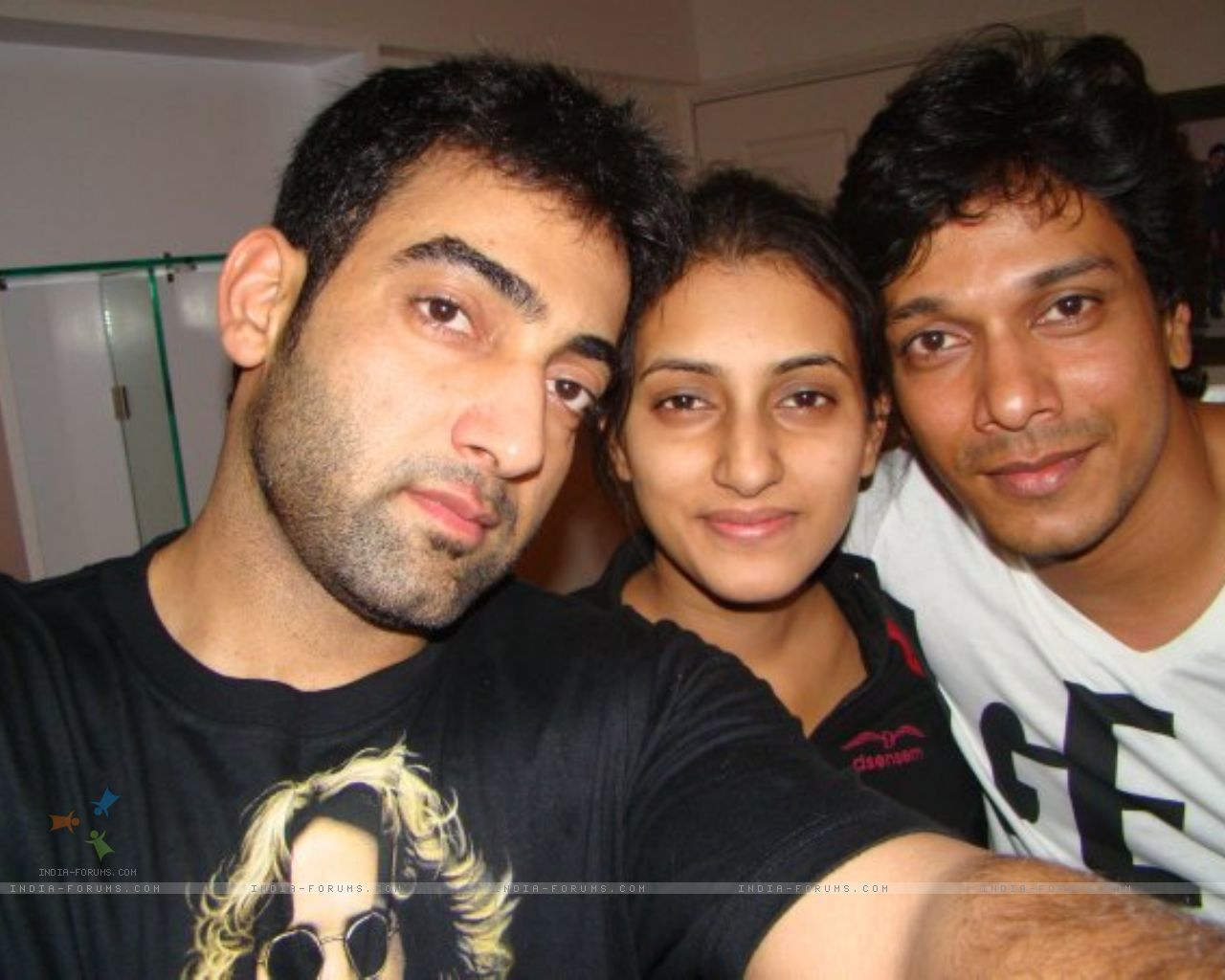 Manav Vij Taking Selfie With Additi Gupta And Mahesh Shetty