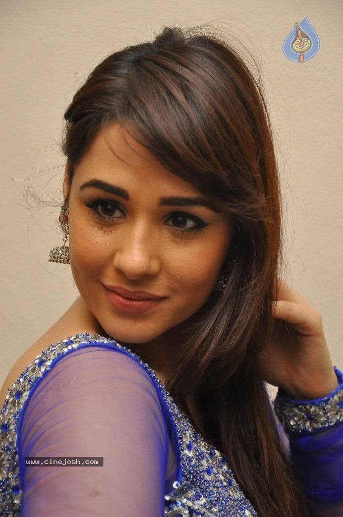 Mandy Takhar  Looking Gorgeous