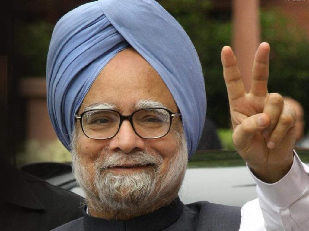 Manmohan Singh Showing Victory Sign