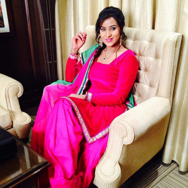 Manni Boparai Looking Beautiful In Pink Suit