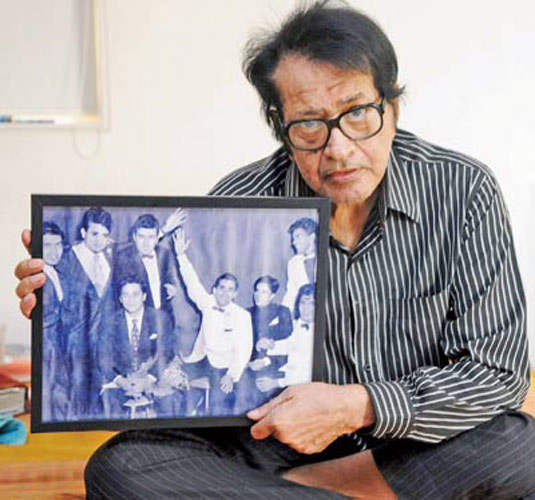 Manoj Kumar Holding Photo