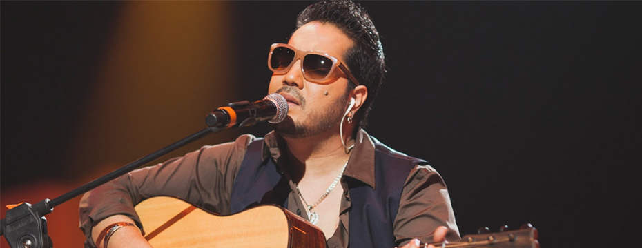 Mika Singh Giving Performance