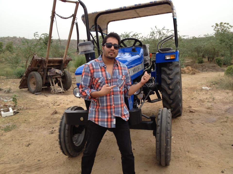 Mika Singh Photo With Tractor