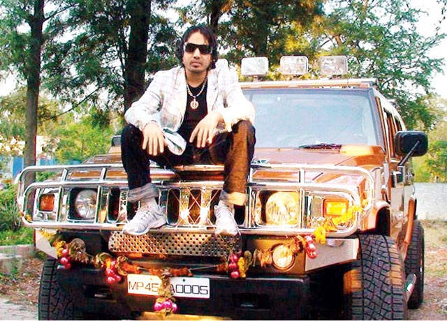 Mika Singh With His Hummer