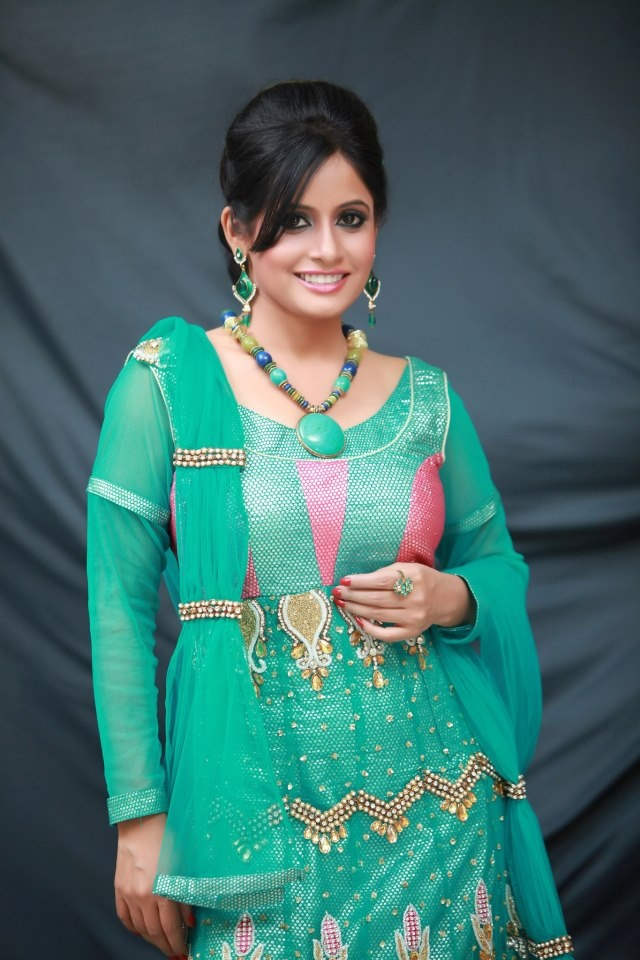 Miss Pooja Awesome Punjabi Singer